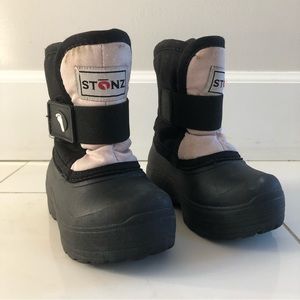 Stonz kids winter boots. Adjustable Velcro strap. Good condition!